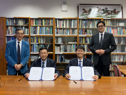 Under the witness of Professor Francis T.K. Au, Honorary Professor (back row, left) and Mr Kim, Kounghwan, Project Manager (back row, right), Professor Wei Pan, Head of Department of Civil Engineering (front row, left) and Dr Jeong, Suntae, President of MIDAS (front row, right) signed the Partnership Agreement.
 